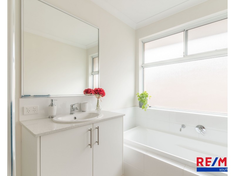 5 Bayberry Road, Wattle Grove WA 6107