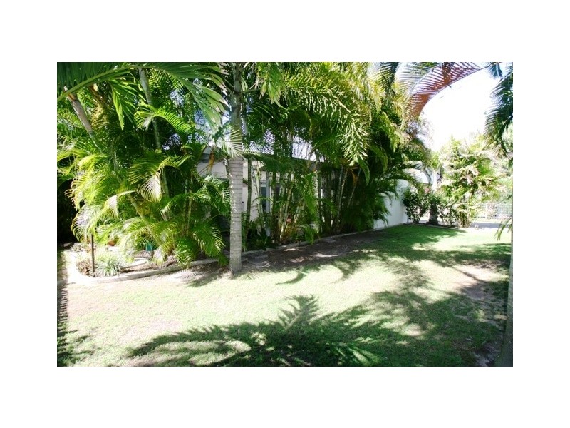 59 McIntosh Avenue, Elliott Heads QLD 4670