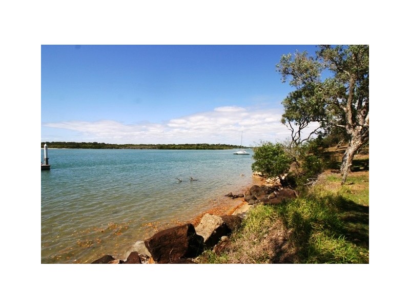 59 McIntosh Avenue, Elliott Heads QLD 4670