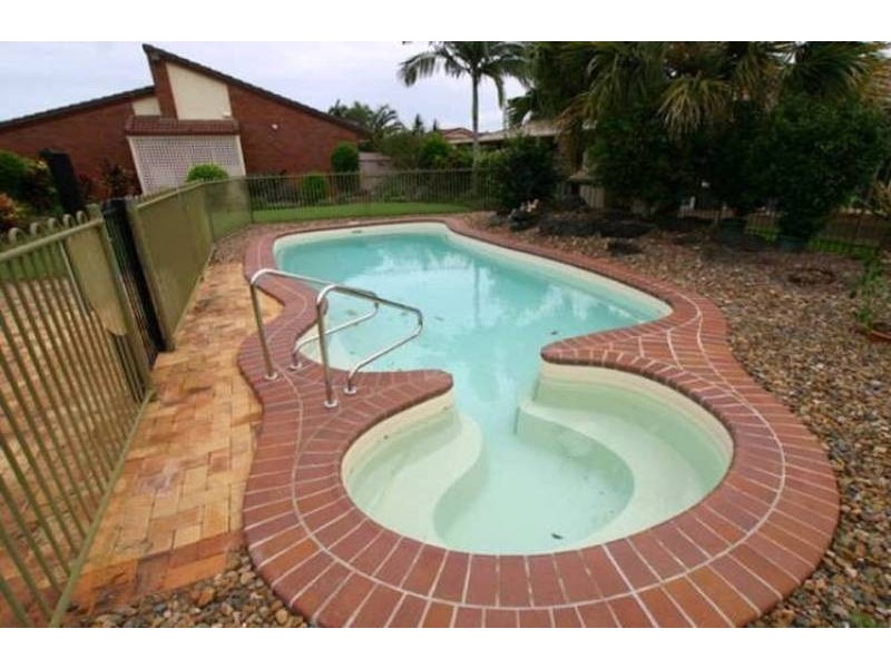 2/15 Thabeban Street, Avenell Heights QLD 4670