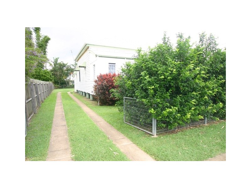 1 & 2/25 Svensson Street, Svensson Heights QLD 4670