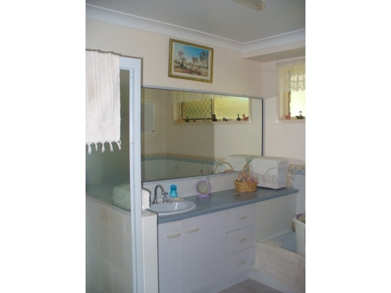 33 Cockatoo Crescent, Gooburrum QLD 4670