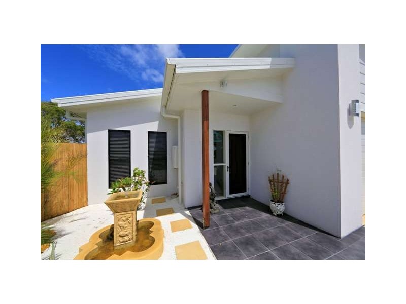 9 Betty Close, Coral Cove QLD 4670