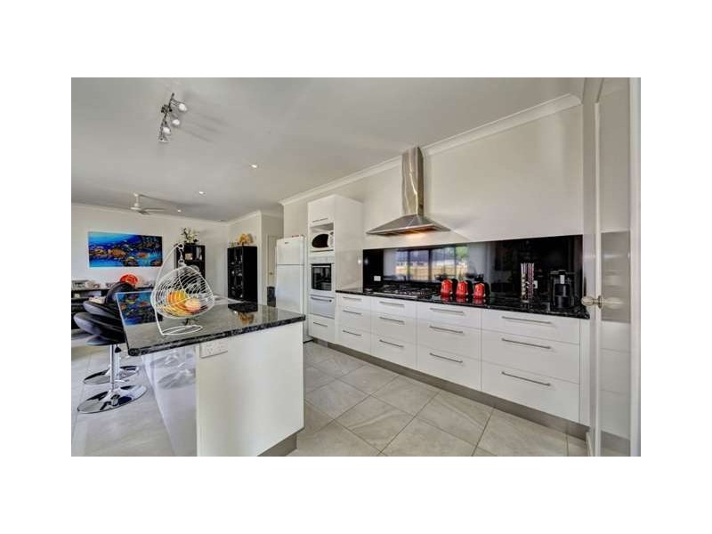 9 Betty Close, Coral Cove QLD 4670