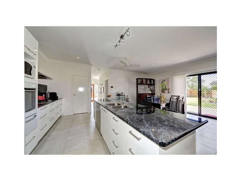 9 Betty Close, Coral Cove QLD 4670