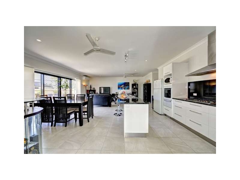 9 Betty Close, Coral Cove QLD 4670
