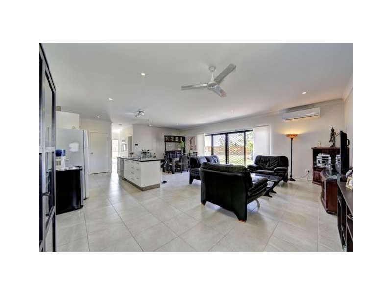 9 Betty Close, Coral Cove QLD 4670