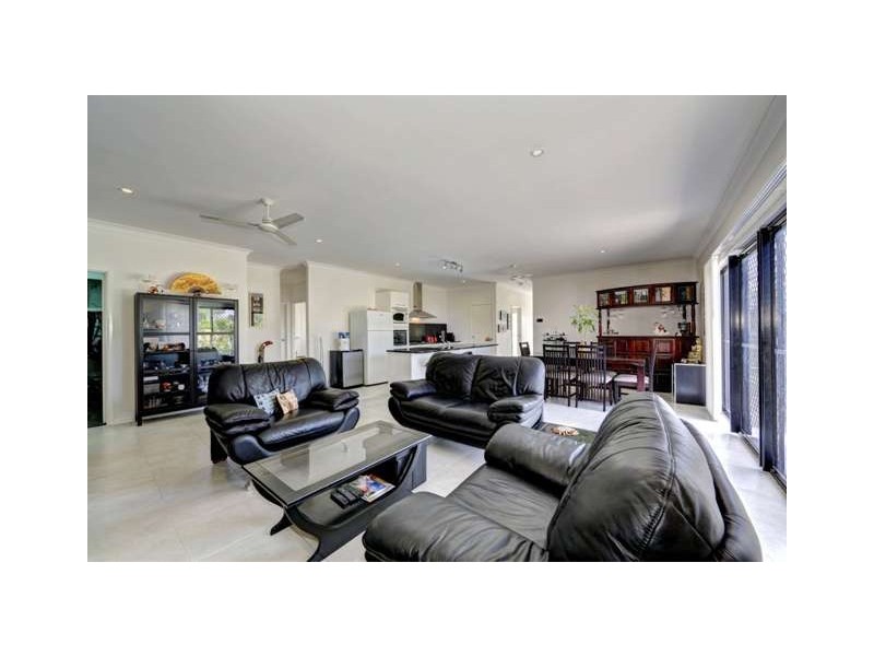 9 Betty Close, Coral Cove QLD 4670