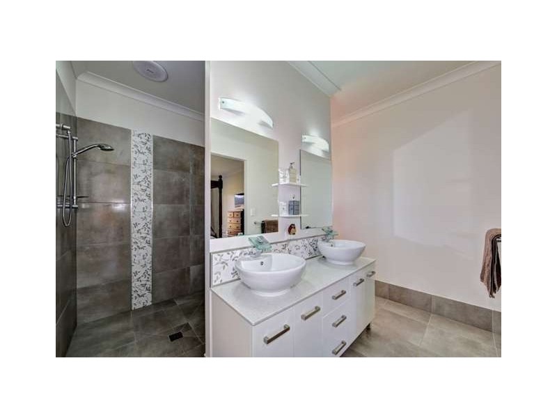 9 Betty Close, Coral Cove QLD 4670