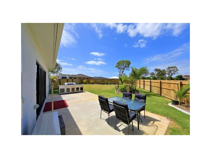 9 Betty Close, Coral Cove QLD 4670