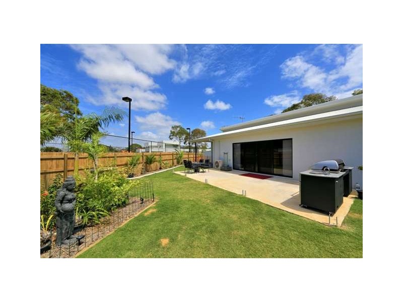 9 Betty Close, Coral Cove QLD 4670