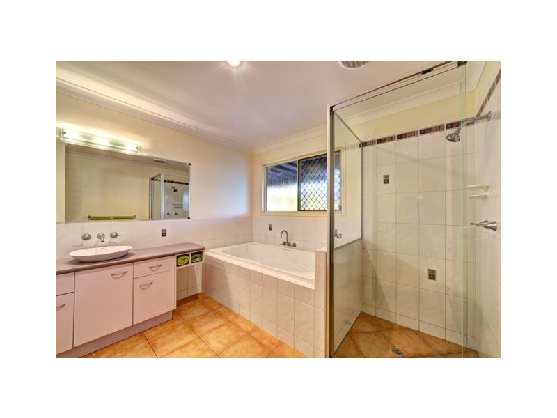 10 Spyglass Hill Court, Coral Cove QLD 4670