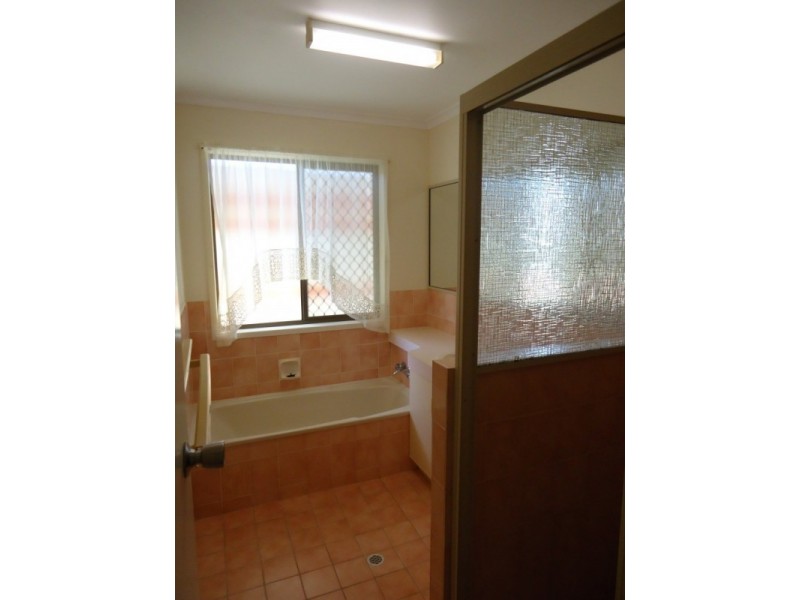 10 Robertson Street, Kepnock QLD 4670