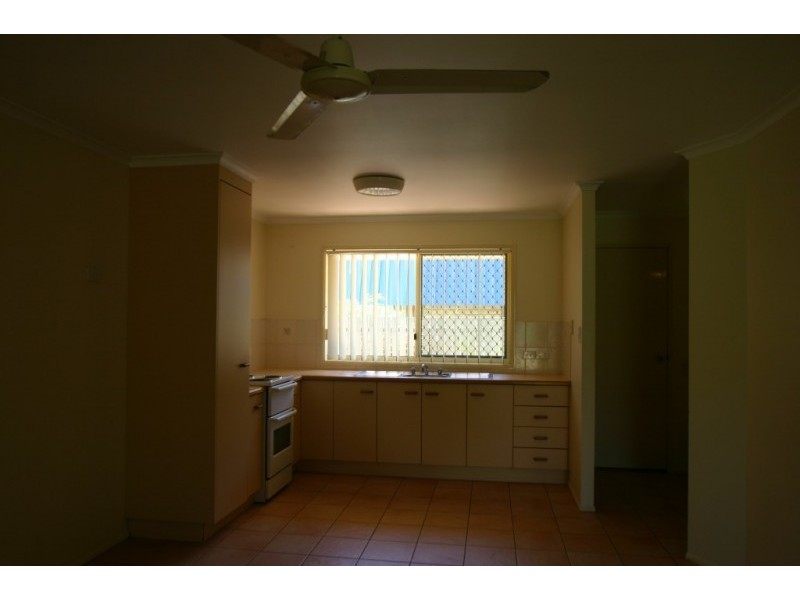 2/111 F E Walker St, Kepnock QLD 4670