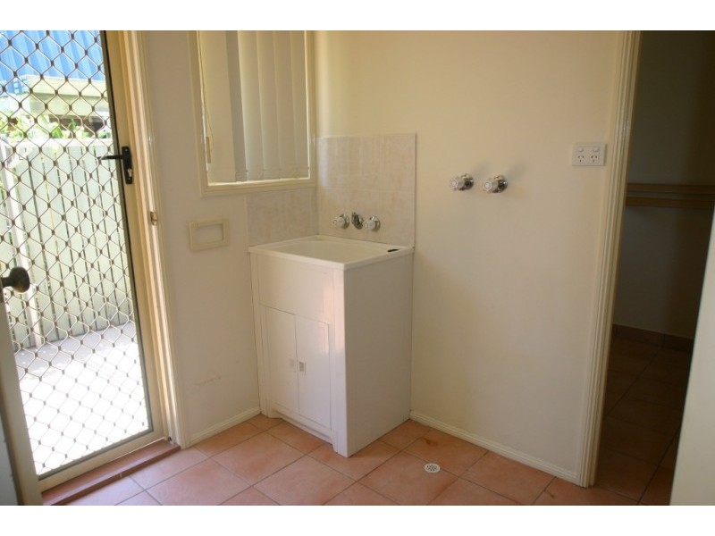 2/111 F E Walker St, Kepnock QLD 4670