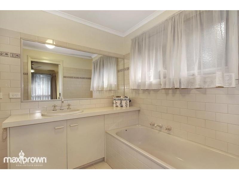 2a Allaware Avenue, Croydon VIC 3136