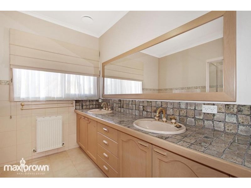 8a Binbrook Drive, Croydon VIC 3136