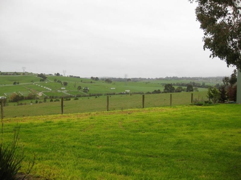 2 Hughes Road, Chirnside Park VIC 3116