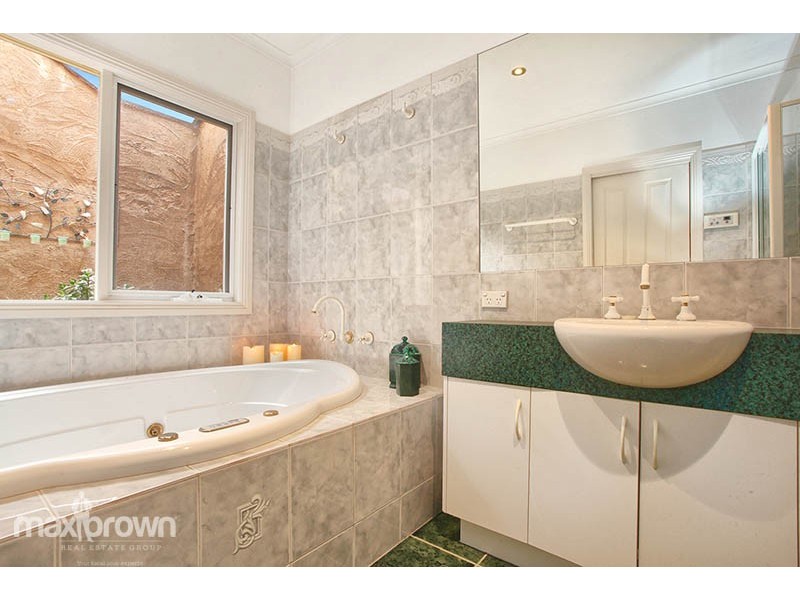 77 Nangathan Way, Croydon North VIC 3136