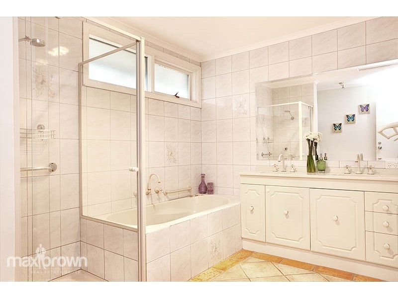 17 Oak Grove, Mount Evelyn VIC 3796