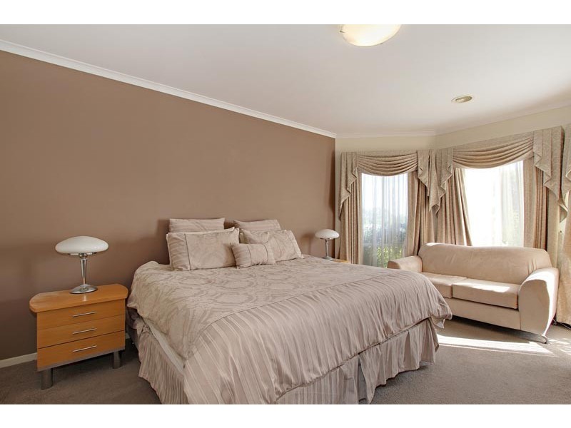 5 Darnley Way, Mooroolbark VIC 3138