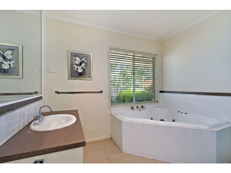 5 Darnley Way, Mooroolbark VIC 3138