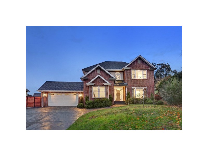 24 High Tor, Mooroolbark VIC 3138