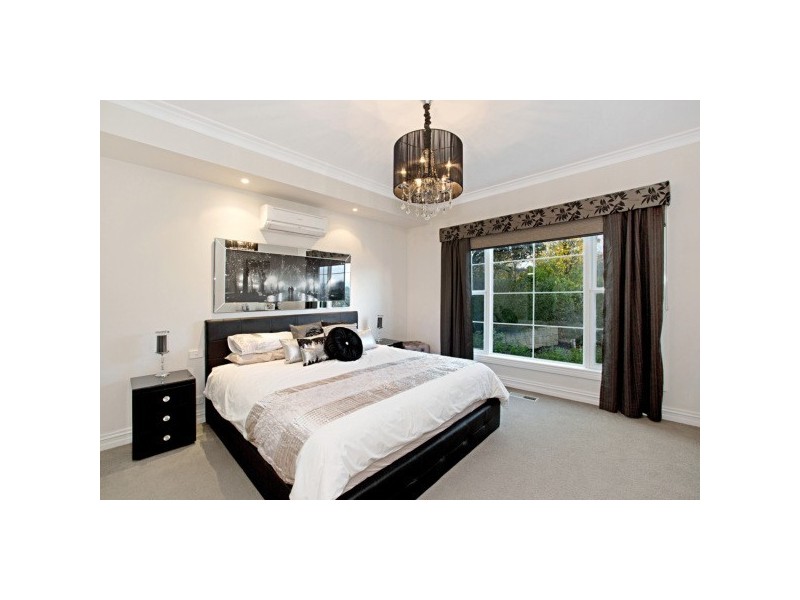 24 High Tor, Mooroolbark VIC 3138