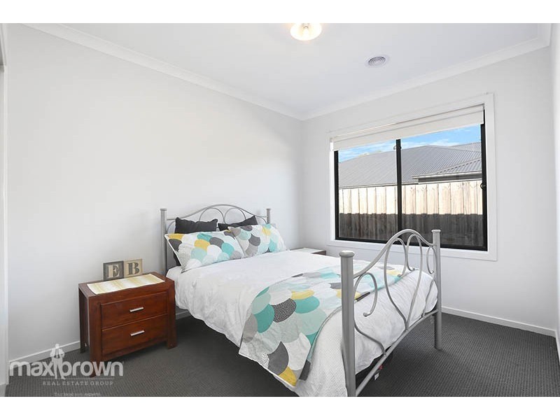 10 Regal Terrace, Mooroolbark VIC 3138