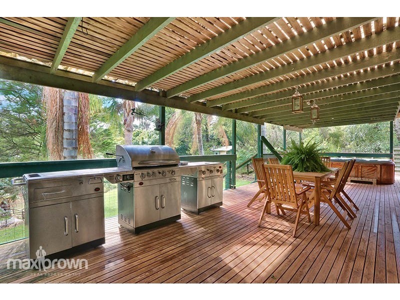 27 Heathfield Grove, Montrose VIC 3765