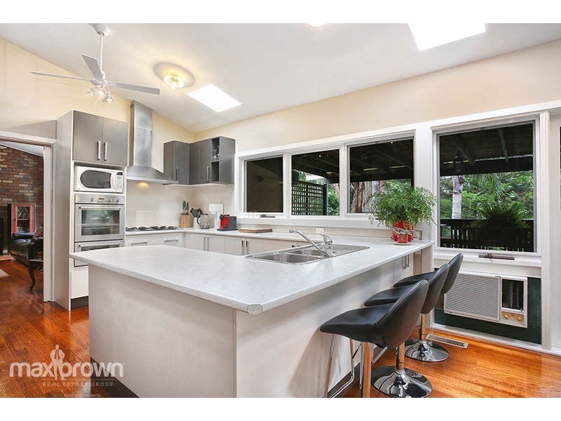 27 Heathfield Grove, Montrose VIC 3765