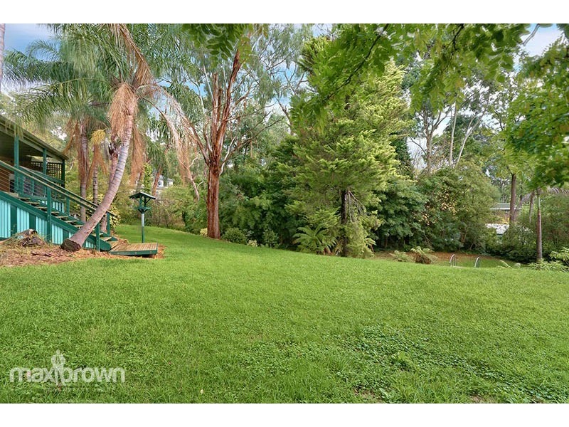 27 Heathfield Grove, Montrose VIC 3765