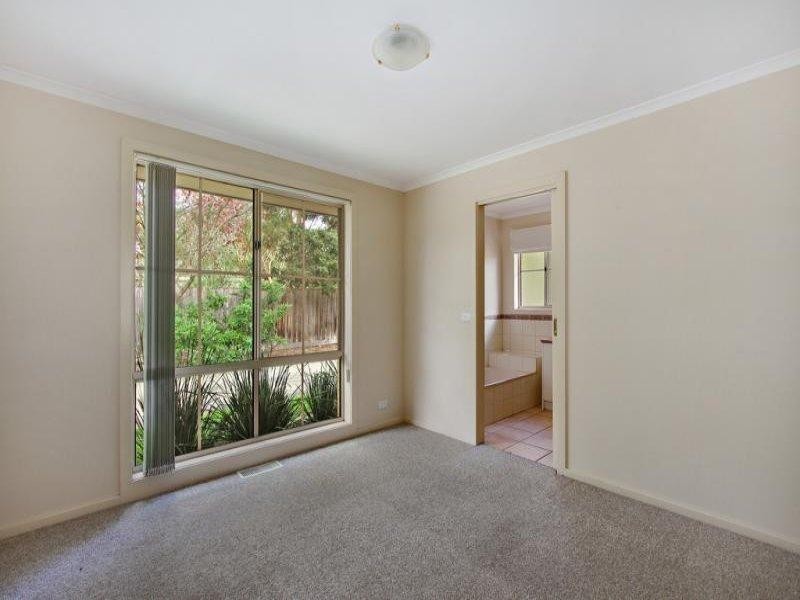 2/23 Laird Street, Croydon VIC 3136