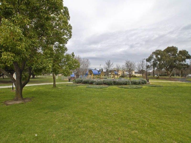 2/13-15 Hewish Road, Croydon VIC 3136