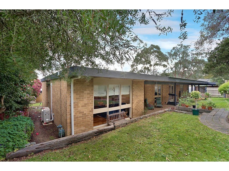 17 Shane Crescent, Croydon South VIC 3136