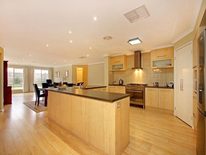 41 Sussex Avenue, Cranbourne North VIC 3977