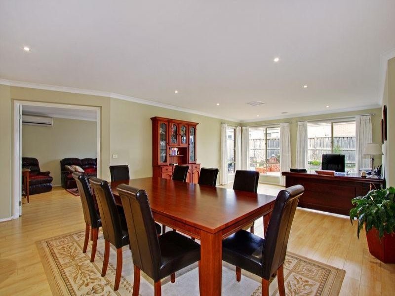 41 Sussex Avenue, Cranbourne North VIC 3977