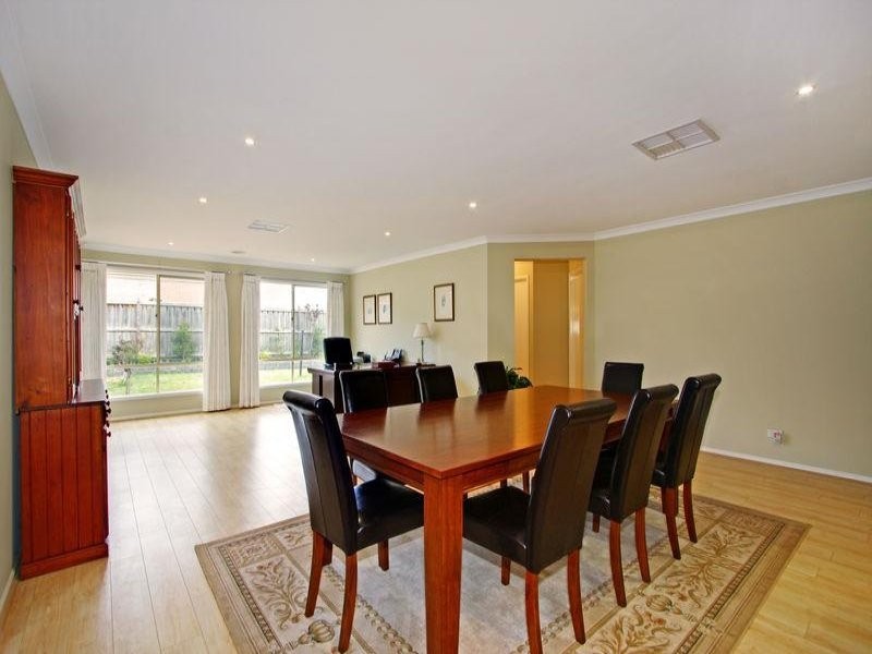 41 Sussex Avenue, Cranbourne North VIC 3977