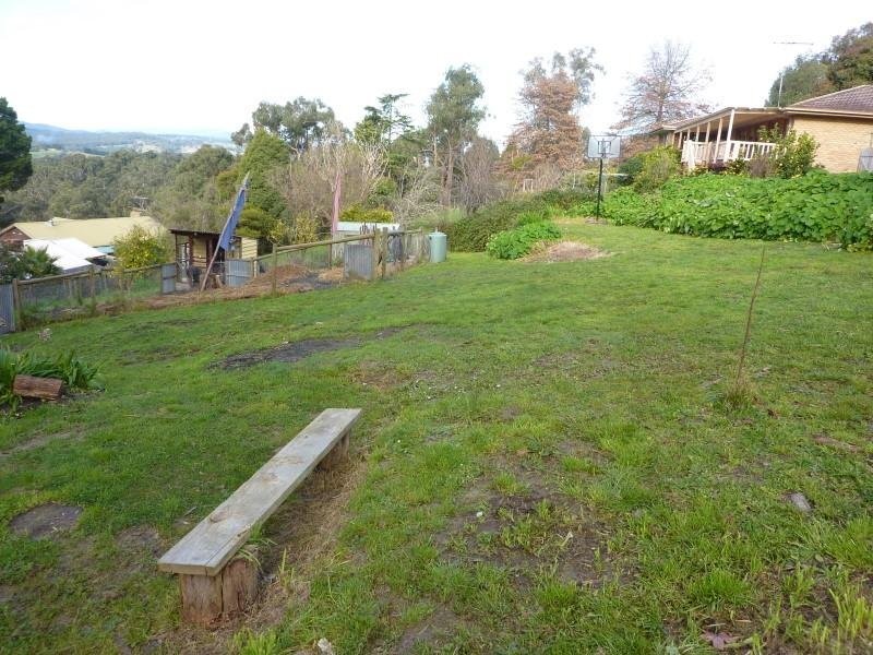 11 Peters Road, Seville VIC 3139