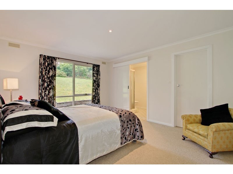 6 Braeside Drive, Launching Place VIC 3139