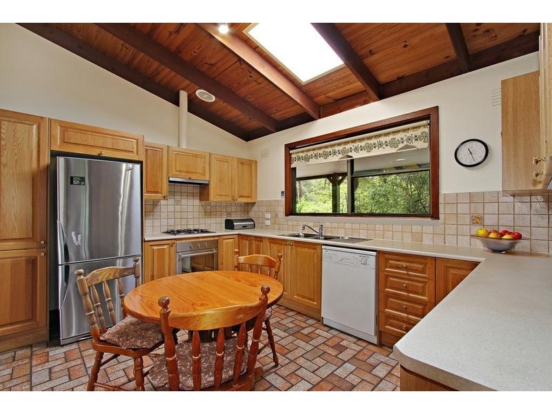 8 Sunnyside Road, Seville VIC 3139