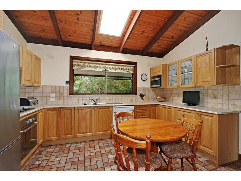 8 Sunnyside Road, Seville VIC 3139