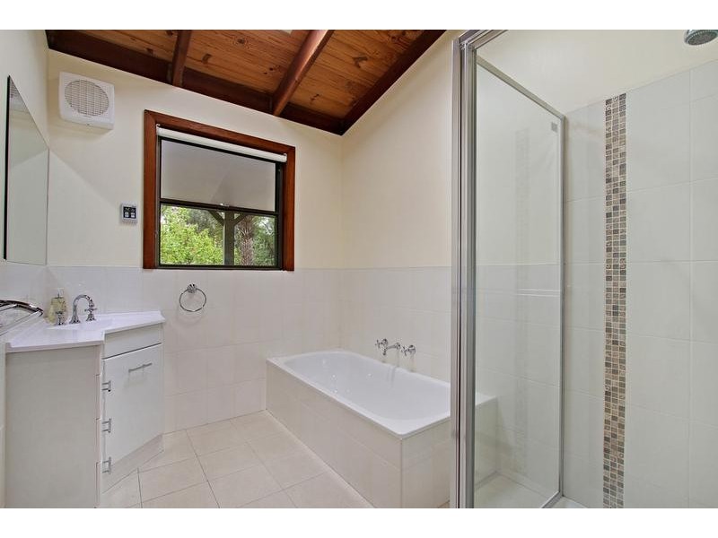 8 Sunnyside Road, Seville VIC 3139