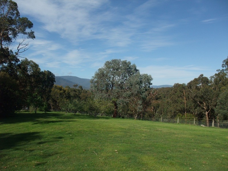 8 Sunnyside Road, Seville VIC 3139