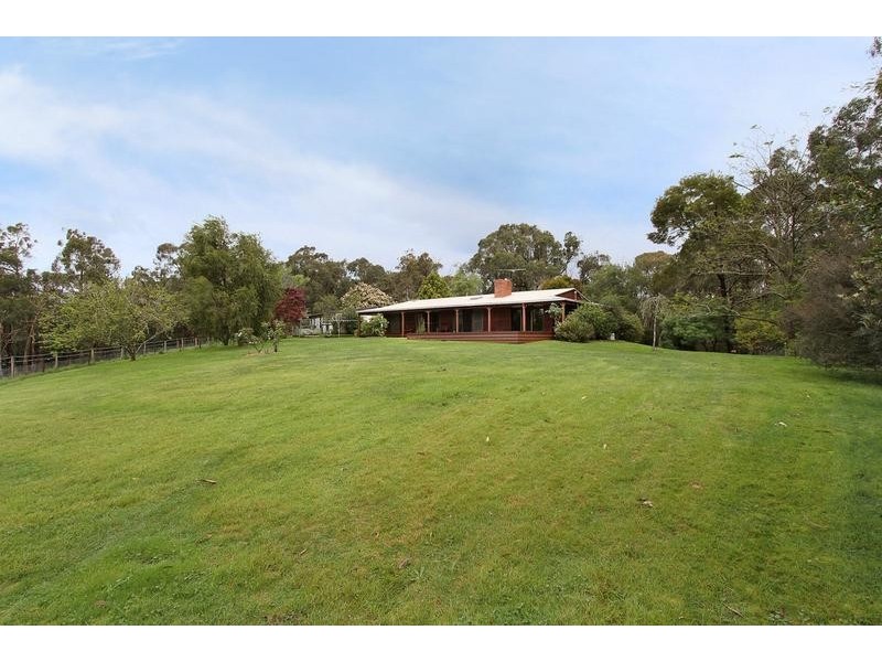 8 Sunnyside Road, Seville VIC 3139