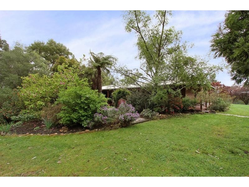 8 Sunnyside Road, Seville VIC 3139