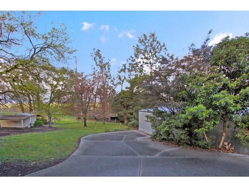 27 Eastview Avenue, Seville VIC 3139