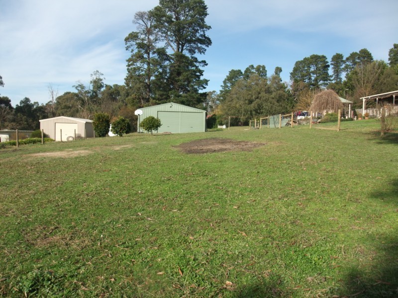 8 Read Road, Seville VIC 3139