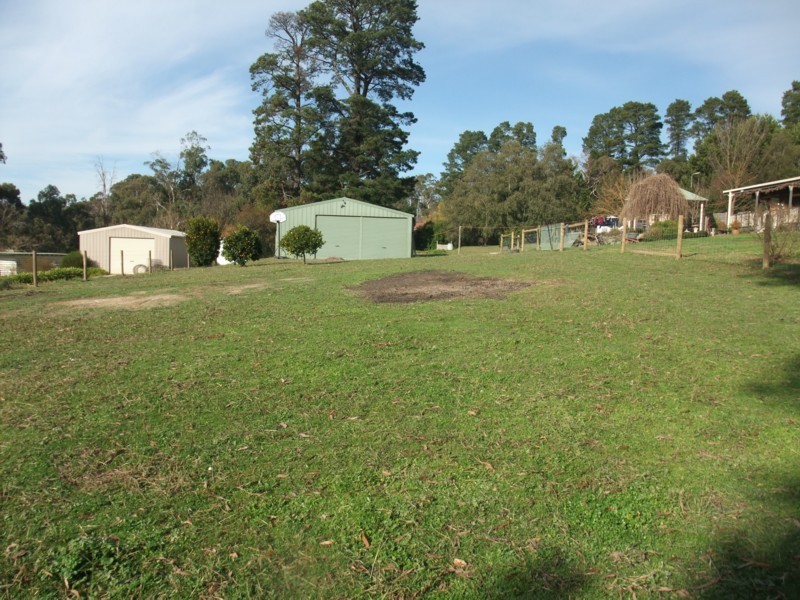 8 Read Road, Seville VIC 3139