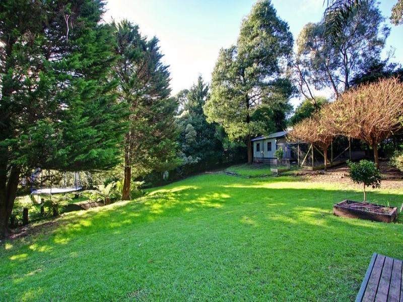 27 Heathfield Grove, Montrose VIC 3765